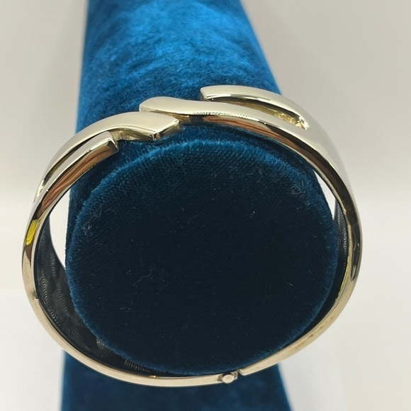 Bracelet Contemporary Style Big Bold hinged Clapper-style silver plated cuff - Picture 4 of 9